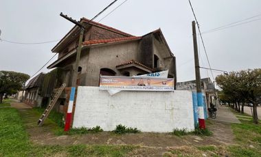 Venta amplia casa aterminar enesquina Pavon Arriba
