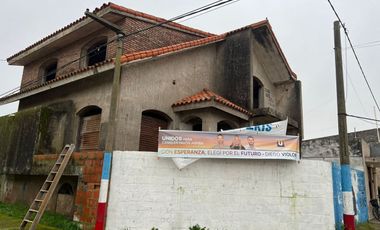 Venta amplia casa aterminar enesquina Pavon Arriba