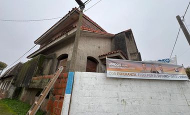 Venta amplia casa aterminar enesquina Pavon Arriba