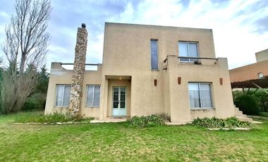 CASA EN VENTA EN PEHUAJÓ CON PILETA