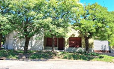 CASA EN VENTA PEHUAJO CON LOCAL COMERCIAL Y PATIO