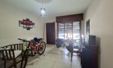 CASA EN VENTA PEHUAJO CON LOCAL COMERCIAL Y PATIO