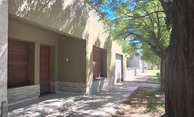 CASA EN VENTA PEHUAJO CON LOCAL COMERCIAL Y PATIO