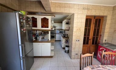 VENTA CASA 5D 2B SERVICIOS 2 PISOS  283/457 METRO ÑUÑOA