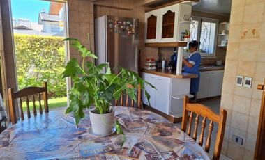 VENTA CASA 5D 2B SERVICIOS 2 PISOS  283/457 METRO ÑUÑOA