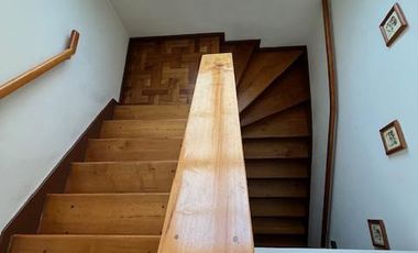 VENTA CASA 5D 2B SERVICIOS 2 PISOS  283/457 METRO ÑUÑOA