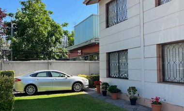 VENTA CASA 5D 2B SERVICIOS 2 PISOS  283/457 METRO ÑUÑOA