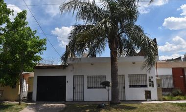 VENTA DE CHALET Y DOS MONOAMBIENTES.-