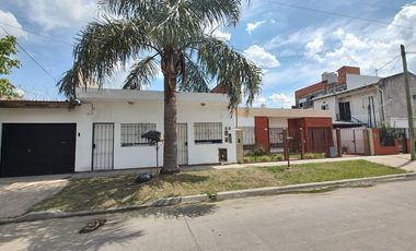VENTA DE CHALET Y DOS MONOAMBIENTES.-
