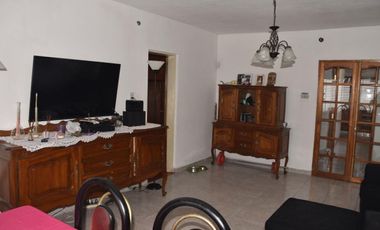 VENTA DE CHALET Y DOS MONOAMBIENTES.-