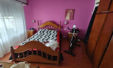 VENTA DE CHALET Y DOS MONOAMBIENTES.-