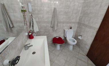 VENTA DE CHALET Y DOS MONOAMBIENTES.-
