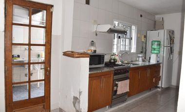 VENTA DE CHALET Y DOS MONOAMBIENTES.-