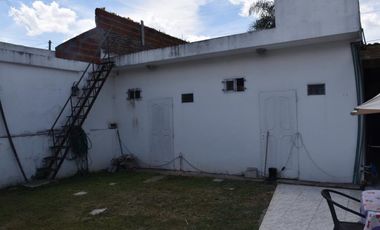 VENTA DE CHALET Y DOS MONOAMBIENTES.-