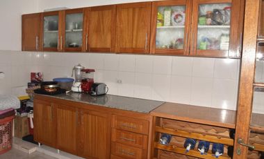 VENTA DE CHALET Y DOS MONOAMBIENTES.-