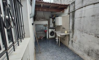 VENTA DE CHALET Y DOS MONOAMBIENTES.-