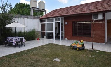 VENTA DE CHALET Y DOS MONOAMBIENTES.-