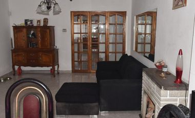 VENTA DE CHALET Y DOS MONOAMBIENTES.-