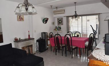 VENTA DE CHALET Y DOS MONOAMBIENTES.-