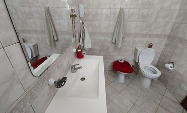 VENTA DE CHALET Y DOS MONOAMBIENTES.-
