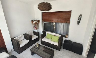 VENTA DE CHALET Y DOS MONOAMBIENTES.-