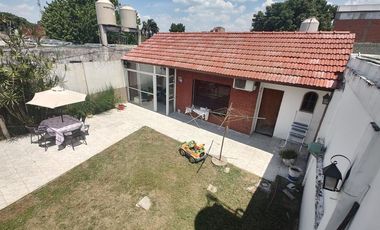 VENTA DE CHALET Y DOS MONOAMBIENTES.-
