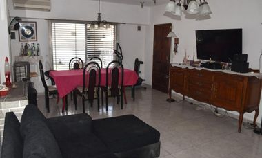 VENTA DE CHALET Y DOS MONOAMBIENTES.-