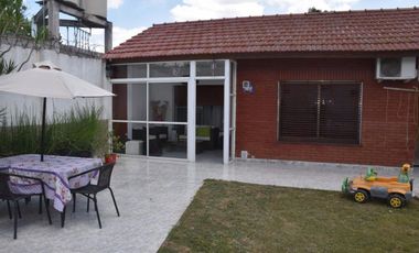 VENTA DE CHALET Y DOS MONOAMBIENTES.-