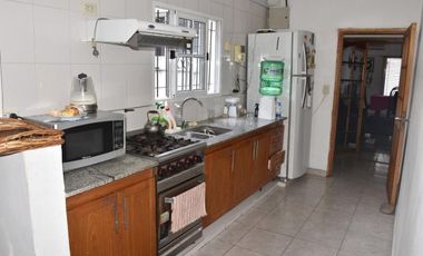VENTA DE CHALET Y DOS MONOAMBIENTES.-