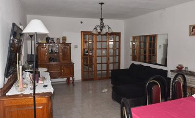 VENTA DE CHALET Y DOS MONOAMBIENTES.-
