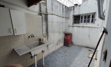 VENTA DE CHALET Y DOS MONOAMBIENTES.-