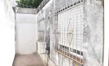 VENTA DE CHALET Y DOS MONOAMBIENTES.-