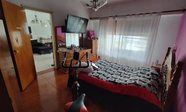VENTA DE CHALET Y DOS MONOAMBIENTES.-