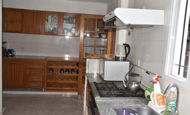 VENTA DE CHALET Y DOS MONOAMBIENTES.-