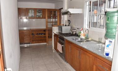 VENTA DE CHALET Y DOS MONOAMBIENTES.-