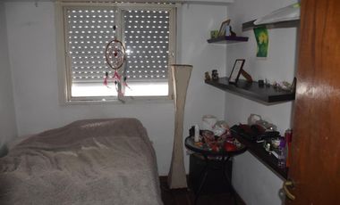 VENTA DE CHALET Y DOS MONOAMBIENTES.-