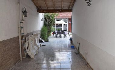 VENTA DE CHALET Y DOS MONOAMBIENTES.-