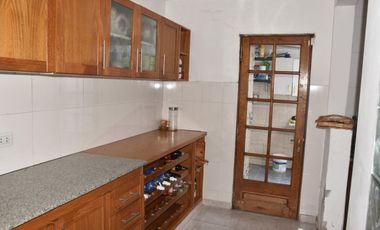 VENTA DE CHALET Y DOS MONOAMBIENTES.-