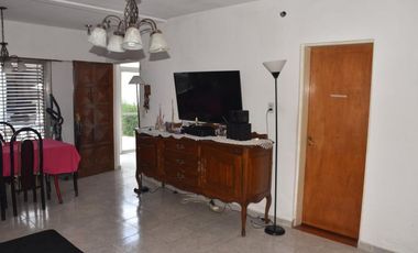 VENTA DE CHALET Y DOS MONOAMBIENTES.-