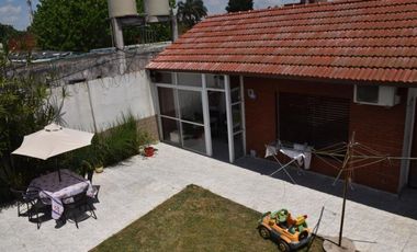 VENTA DE CHALET Y DOS MONOAMBIENTES.-