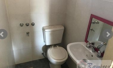 VENTA DE CHALET Y DOS MONOAMBIENTES.-