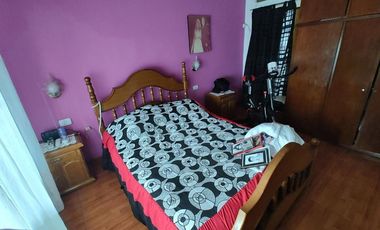 VENTA DE CHALET Y DOS MONOAMBIENTES.-