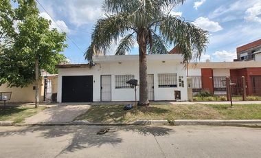 VENTA DE CHALET Y DOS MONOAMBIENTES.-