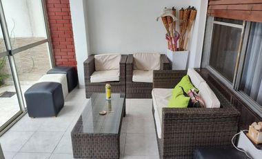 VENTA DE CHALET Y DOS MONOAMBIENTES.-