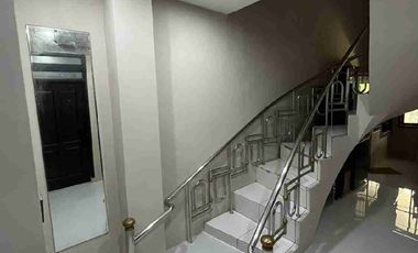 Rumah second 1.2 M mewah depan taman siap huni bangunan baru 2 lantai LT 128 LB 140 di Galaxy