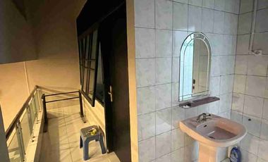 Rumah second 1.2 M mewah depan taman siap huni bangunan baru 2 lantai LT 128 LB 140 di Galaxy