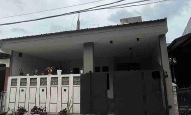 Rumah second 1.2 M mewah depan taman siap huni bangunan baru 2 lantai LT 128 LB 140 di Galaxy