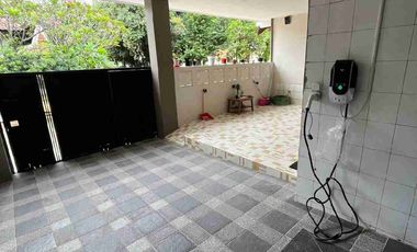 Rumah second 1.2 M mewah depan taman siap huni bangunan baru 2 lantai LT 128 LB 140 di Galaxy