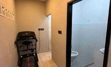 Rumah second 1.2 M mewah depan taman siap huni bangunan baru 2 lantai LT 128 LB 140 di Galaxy