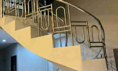 Rumah second 1.2 M mewah depan taman siap huni bangunan baru 2 lantai LT 128 LB 140 di Galaxy